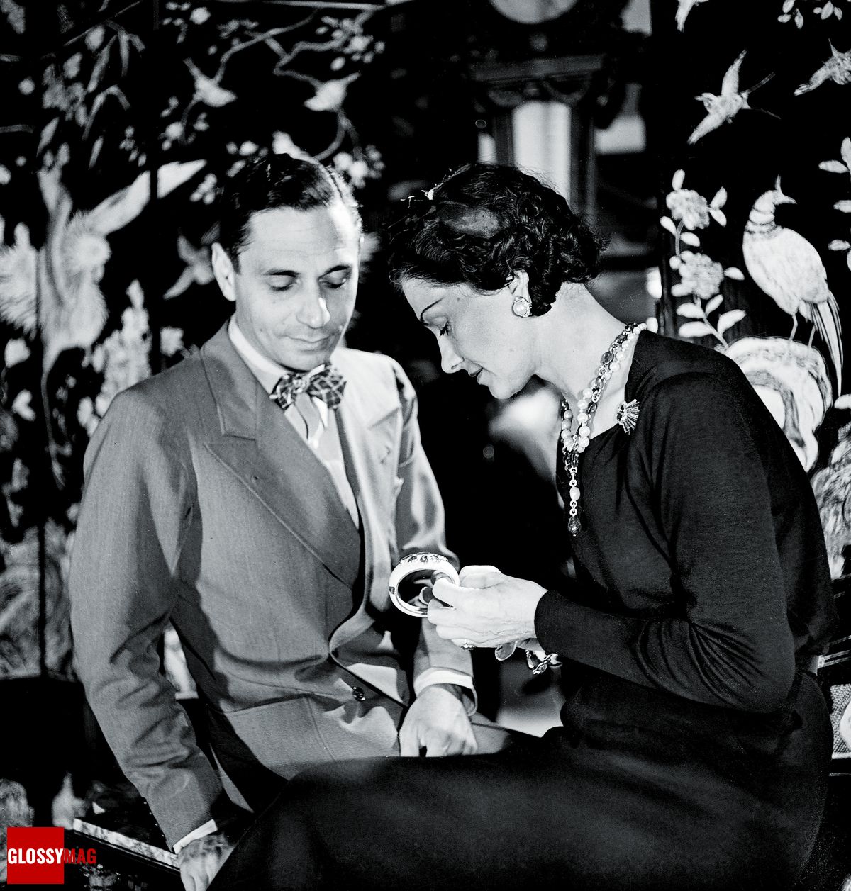 Коко Шанель с итальянским ювелиром Фулько ди Вердура рассматривает браслет с мальтийским крестом, Париж, 1937 г.