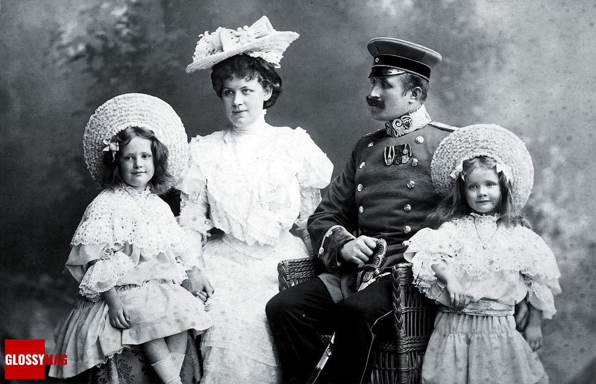 Марлен Дитрих (справа) с родителями и сестрой Элизабет. Отец — Луи Эрих Отто Дитрих, лейтенант имперской полиции, умер 5 августа 1908 года в возрасте 40 лет; мать — Вильгельмина Йозефина Фельзинг, умерла в ноябре 1945 года в Берлине в возрасте 69 лет