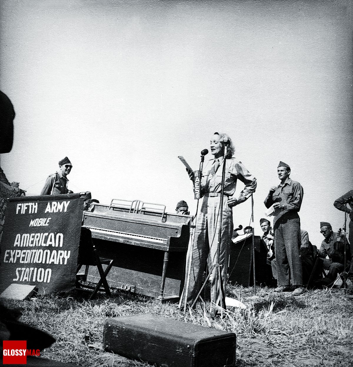 Марлен Дитрих выступает перед солдатами на фронте, 1944 г.