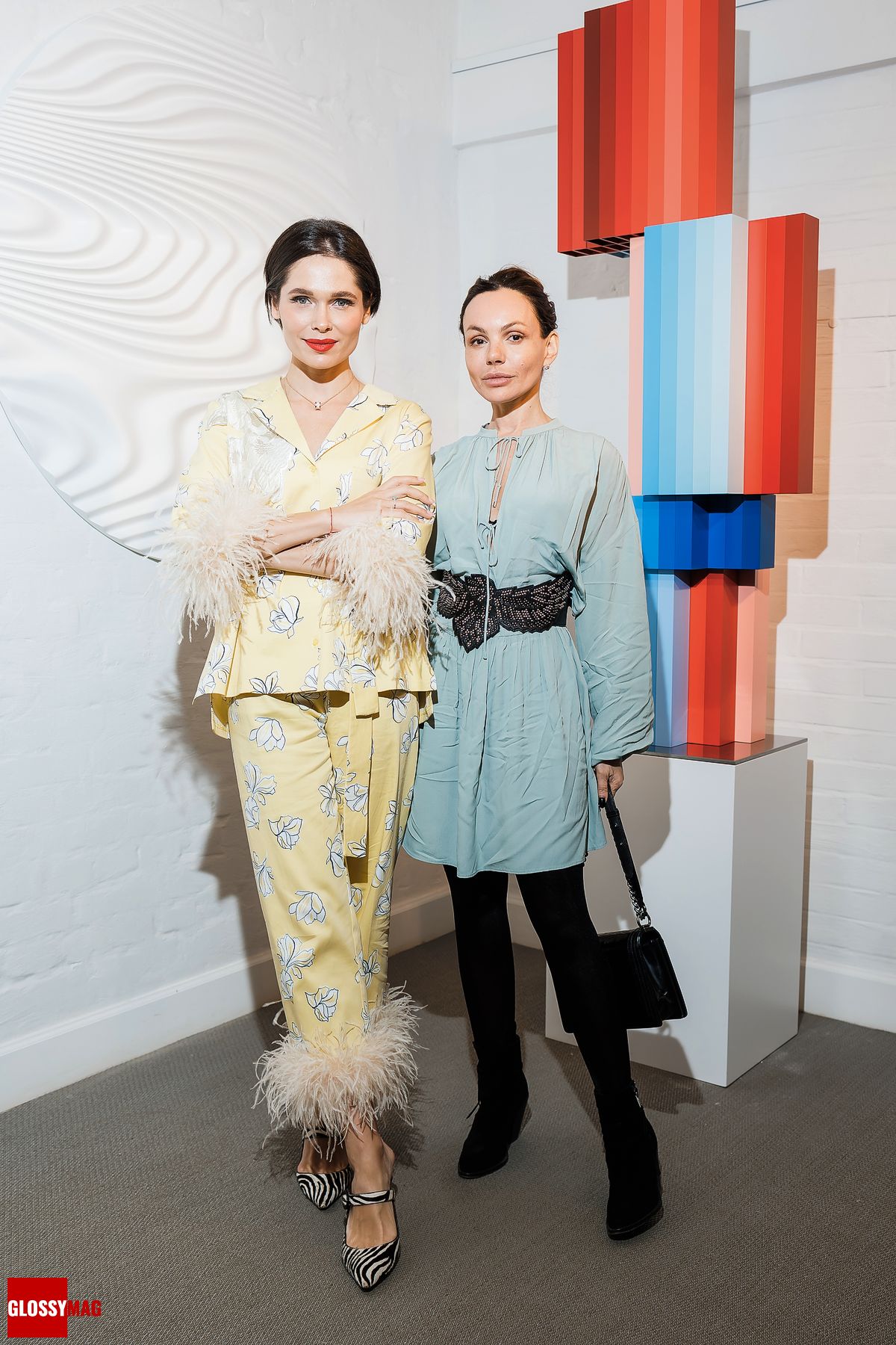 Полина Аскери и Маша Цигаль на вернисаже Даниэля Закх в галерее Полины Аскери, 24 мая 2022 г.