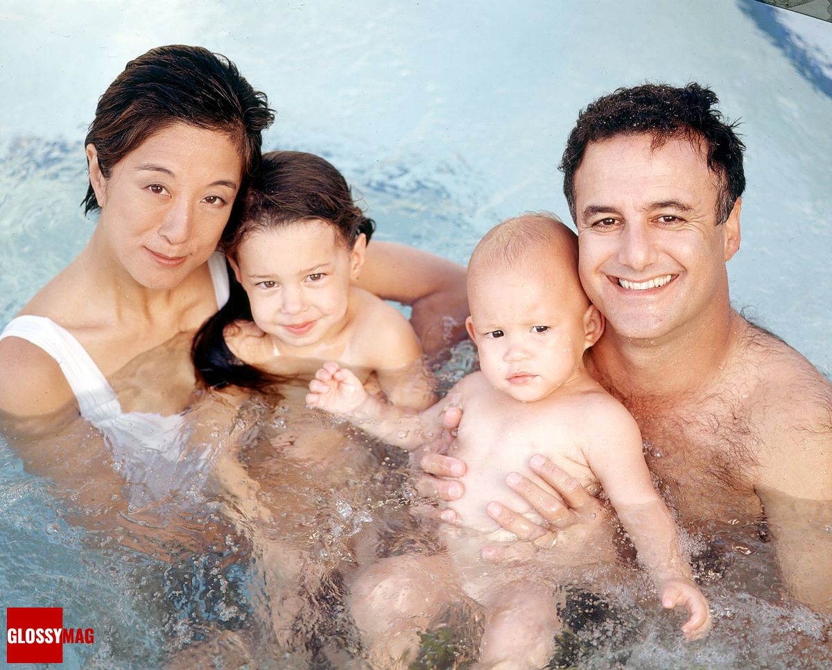 Вера Вонг с мужем Артуром Беккером и детьми в бассейне, 1995 г.