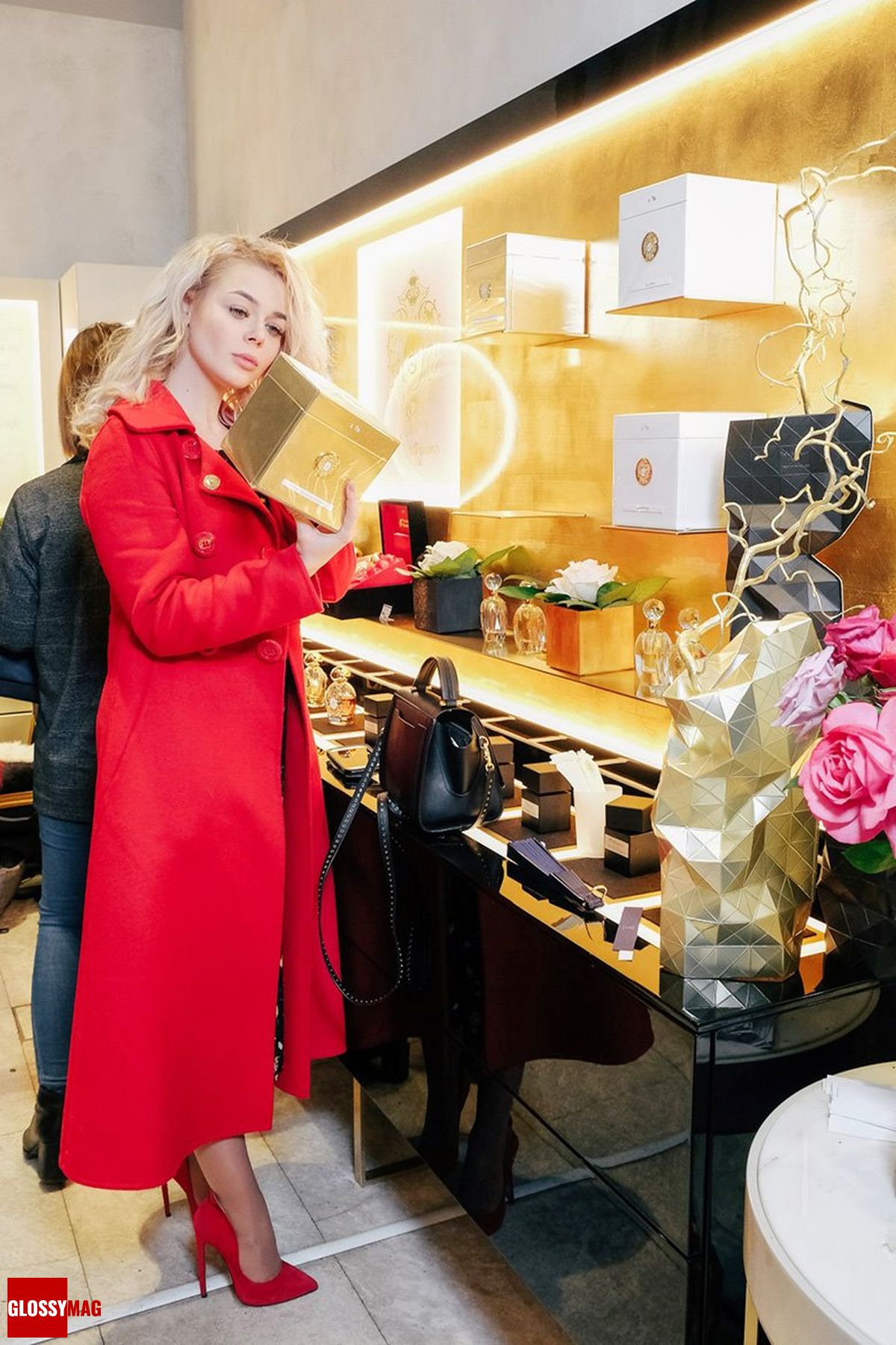 Алина Гросу на открытии корнера итальянского парфюмерного бренда Tiziana Terenzi в универмаге «Цветной», 28 февраля 2018 г., фото 1