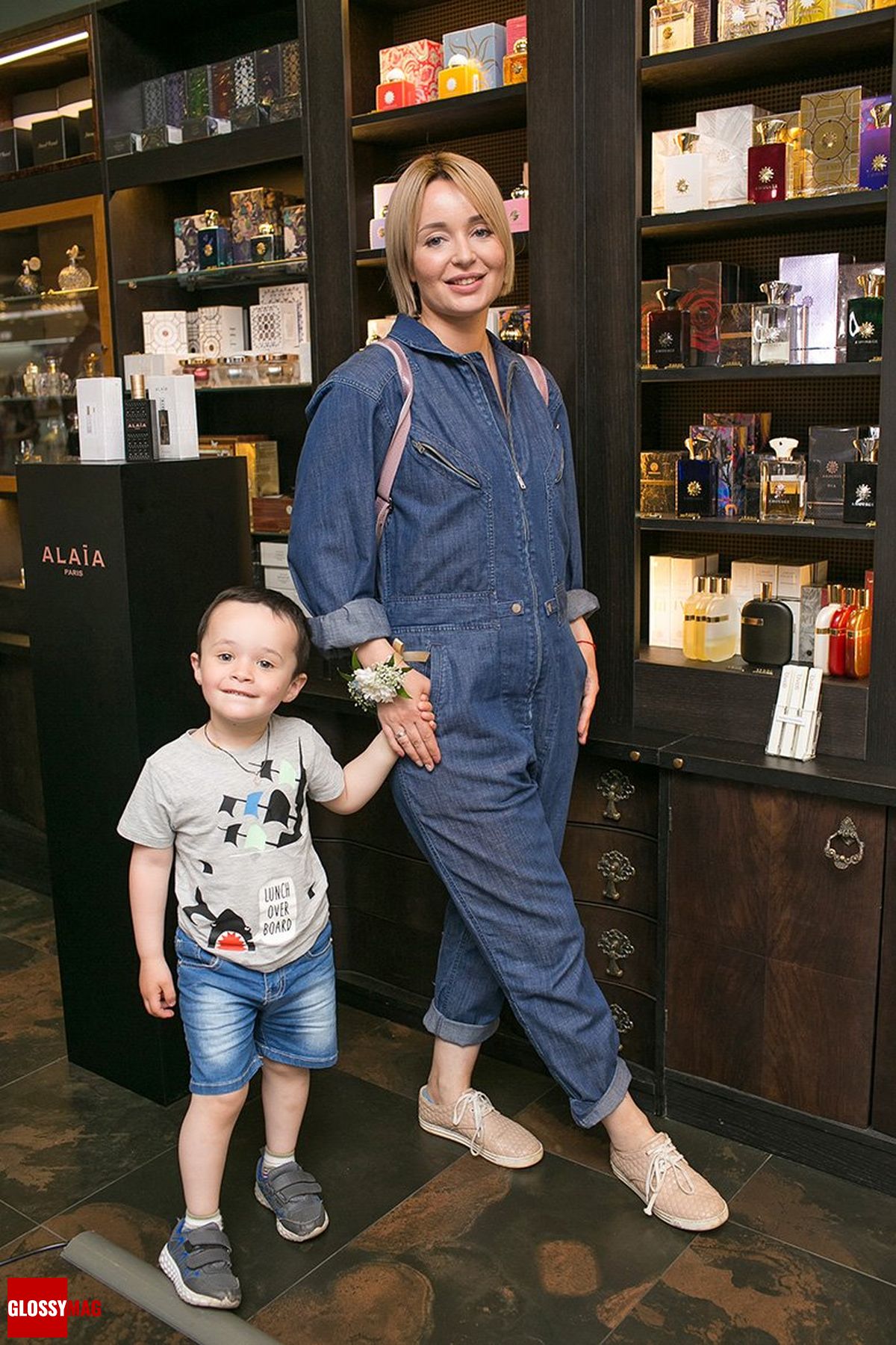 Поля Полякова со старшим сыном в корнере Аlaïa Paris на закрытом мероприятии Beauty CHOICE в Rivoli Perfumery в ТГ Модный сезон, 28 июня 2017 г.