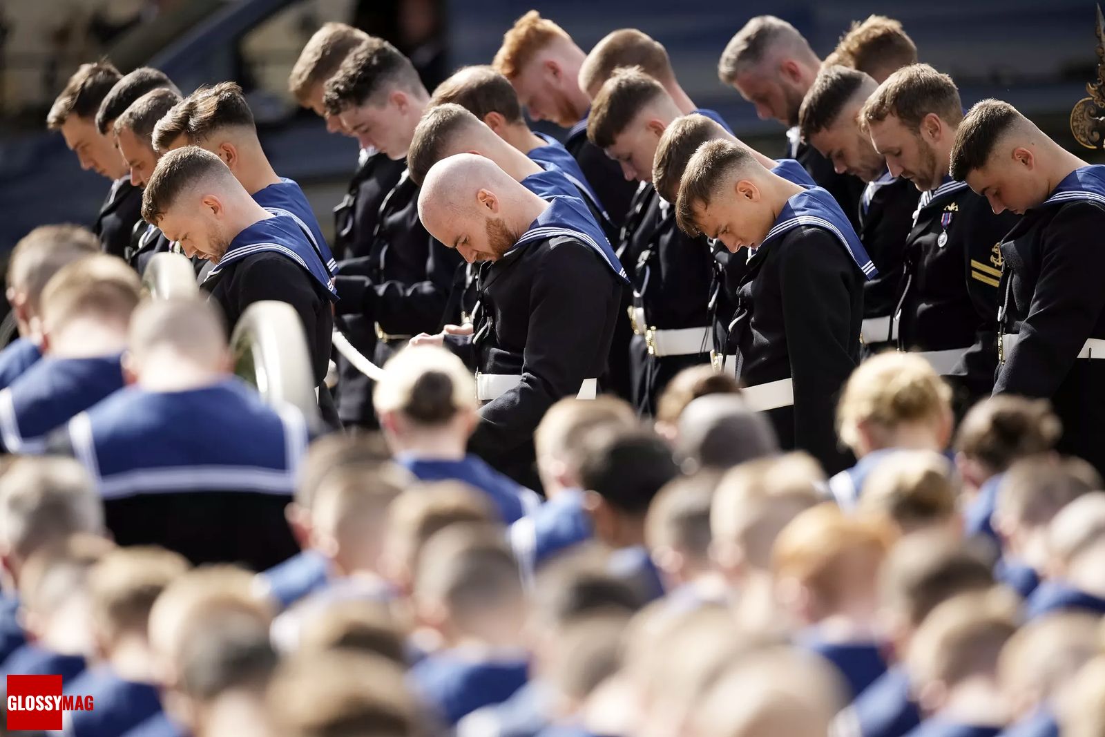 Военнослужащие Королевского военно-морского флота склонили головы во время государственных похорон королевы Елизаветы II, 19 сентября 2022 г.