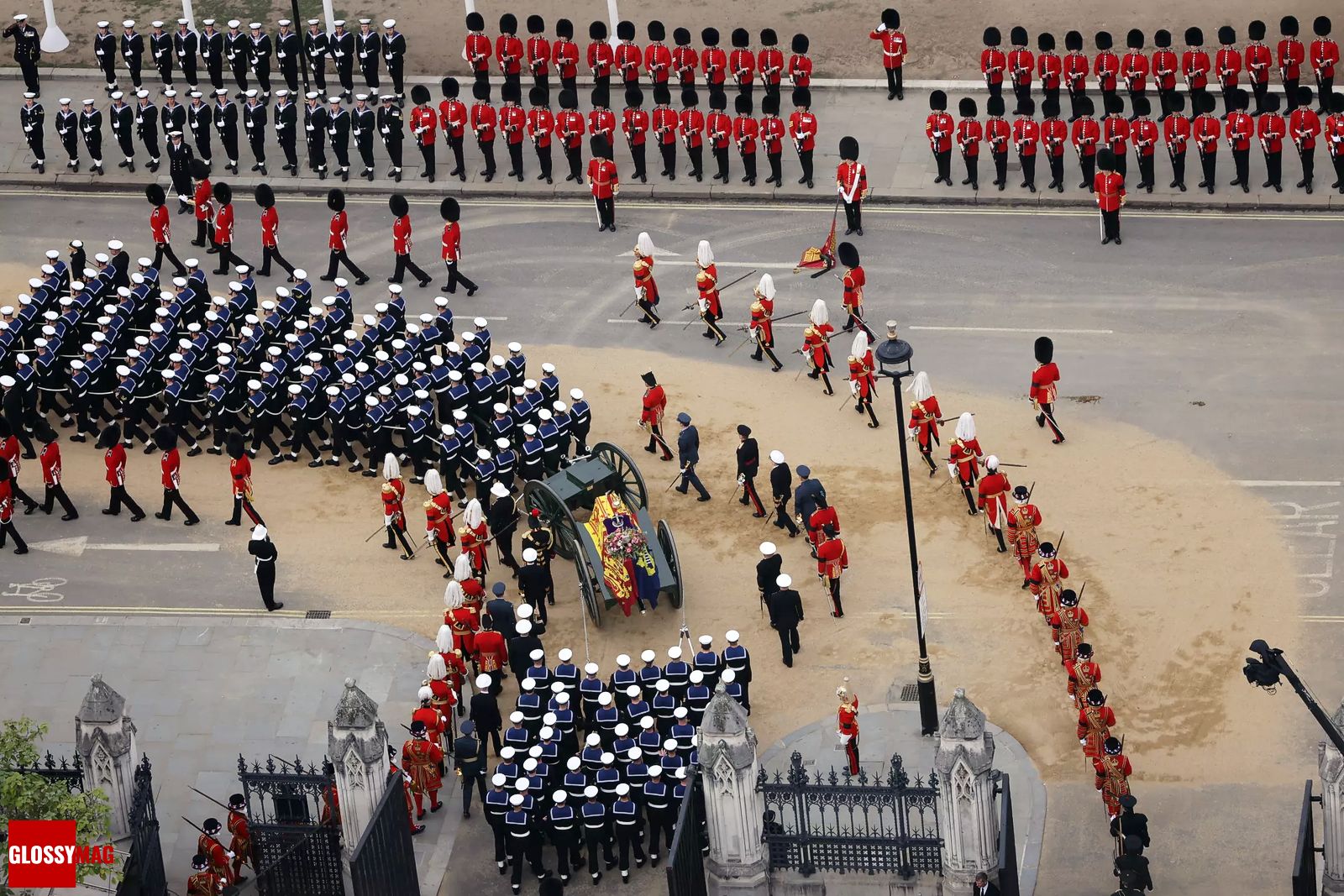 Военнослужащие маршируют во время похоронной процессии королевы Елизаветы II, 19 сентября 2022 г.