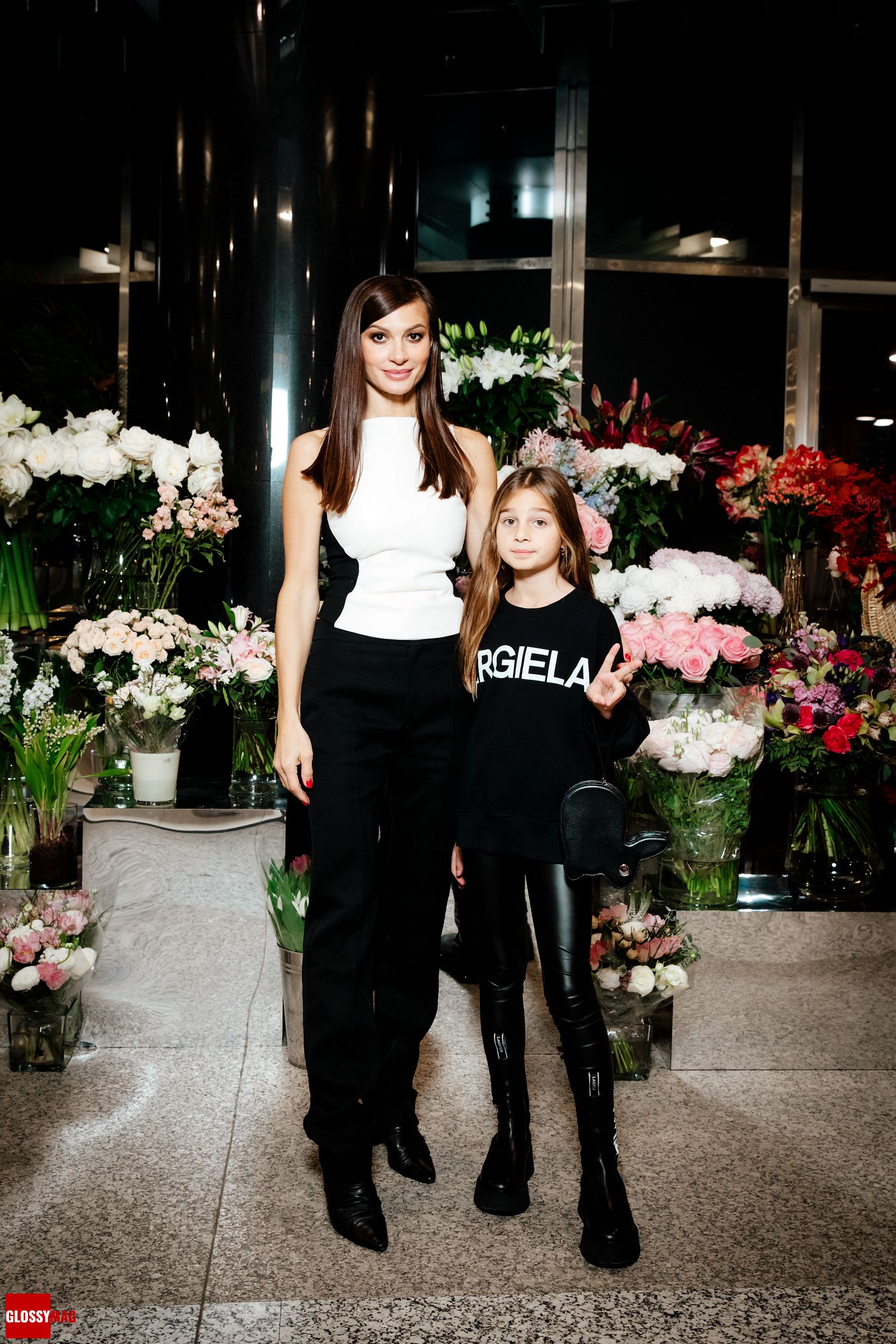 Ирина Йовович с дочкой на шоу Gulliver в рамках Seasons Fashion Week S/S 2023, 20 ноября 2022 г.