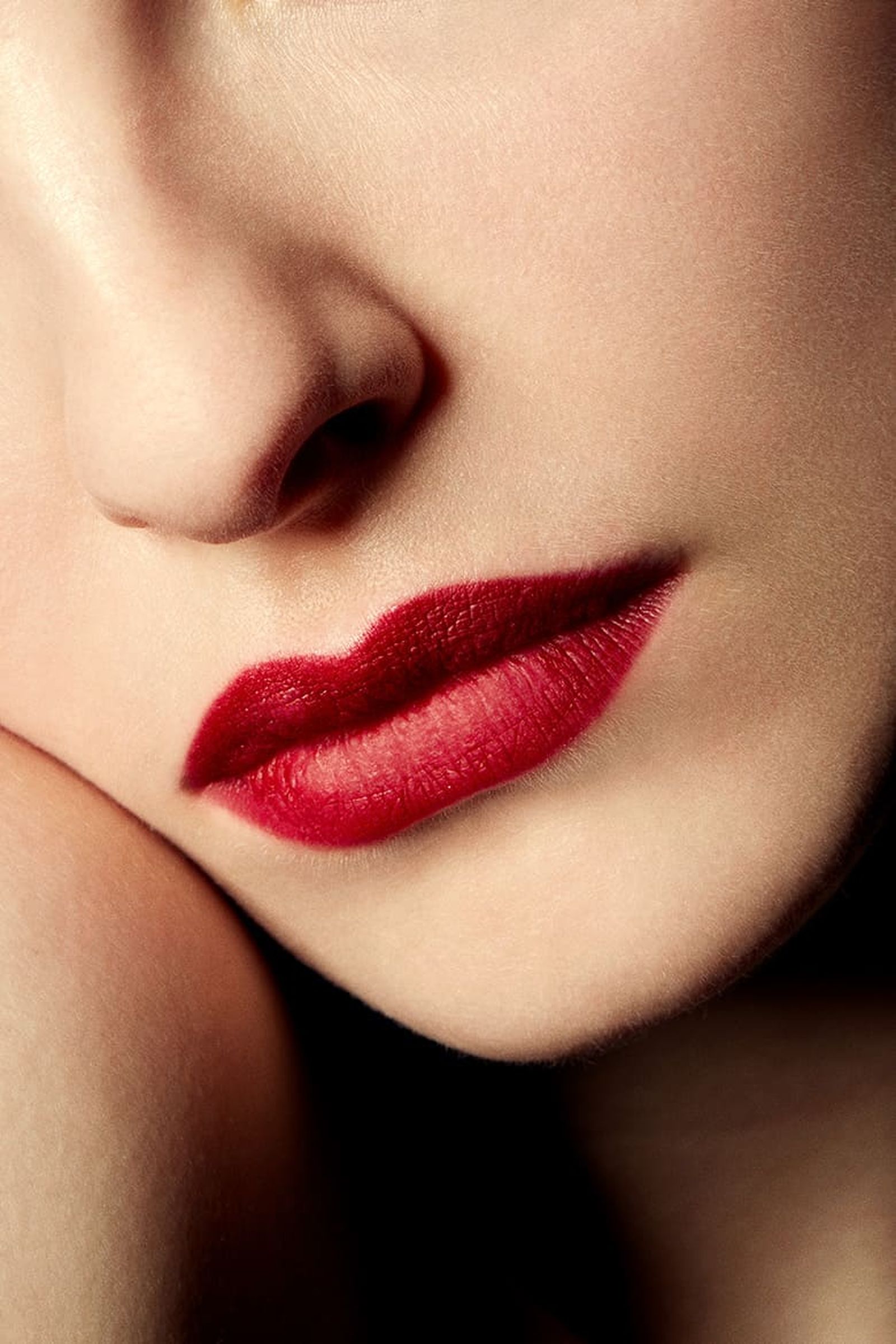 Идеальный тон лица и матовые красные губы моделей на шоу Saint Laurent F/W 2020, фото 6