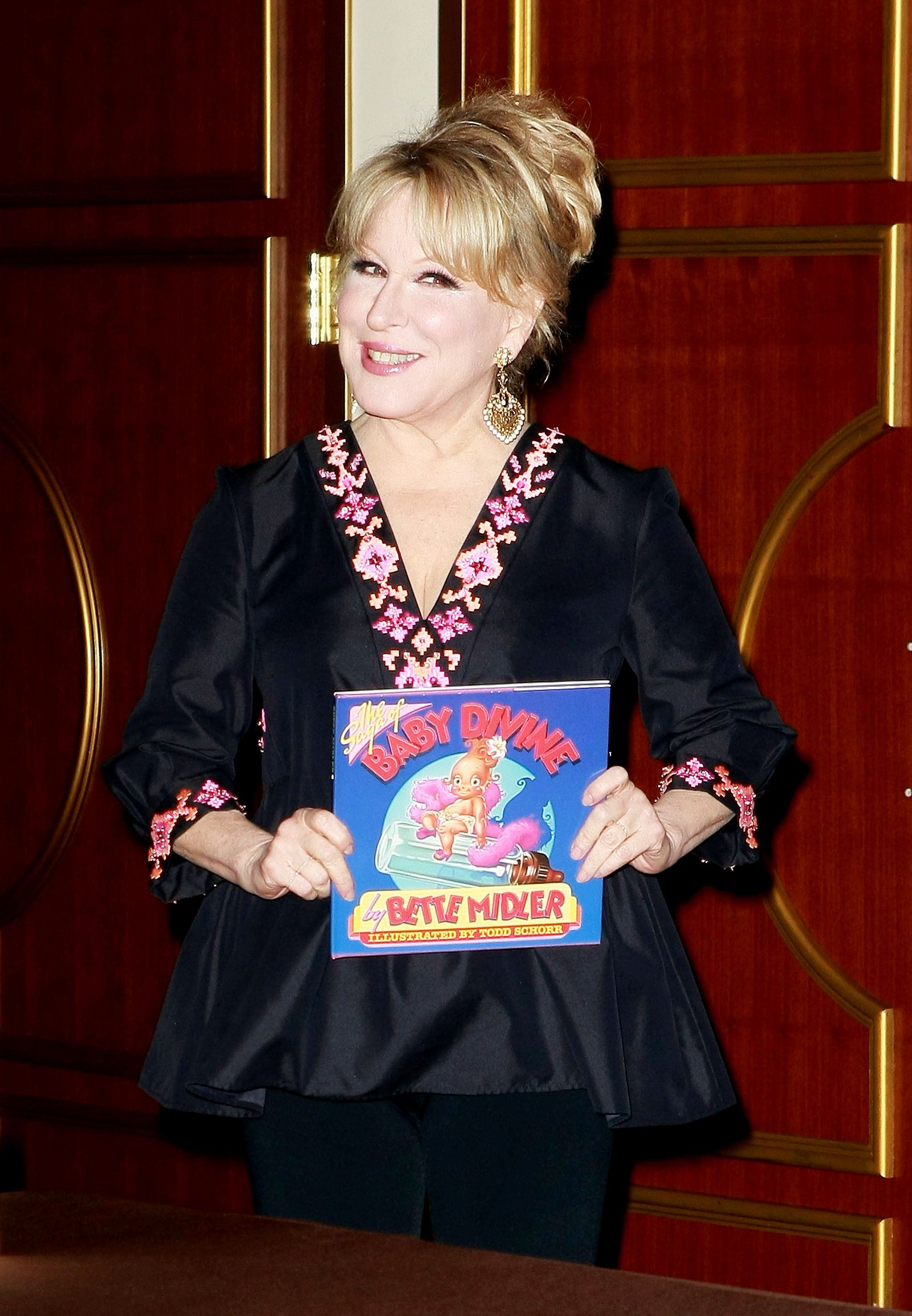 Бетт Мидлер подписывает экземпляры своей книги «The Saga of Baby Divine» в Лас-Вегасе, 6 января 2010 г.