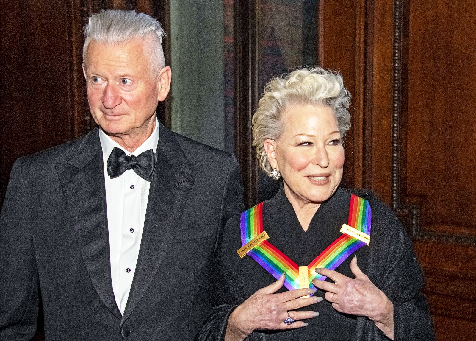 Бетт Мидлер с мужем Мартином фон Хазельбергом на церемонии вручения медалей в Библиотеке Конгресса в Вашингтоне, 4 декабря 2021 г.