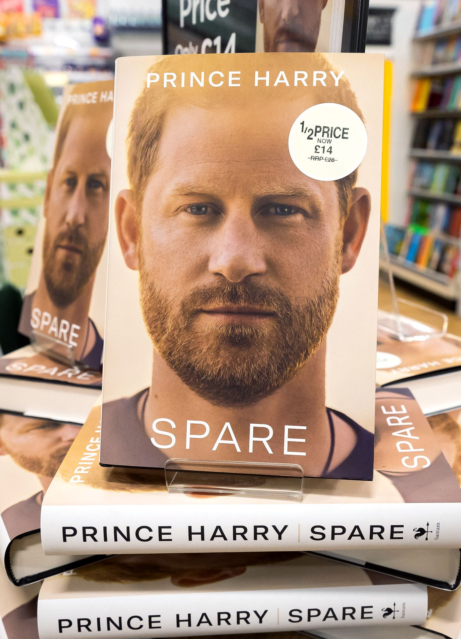 Долгожданные мемуары принца Гарри «Spare», выпущенные во вторник, уже разошлись тиражом 400 000 экземпляров, 10 января 2023 г.
