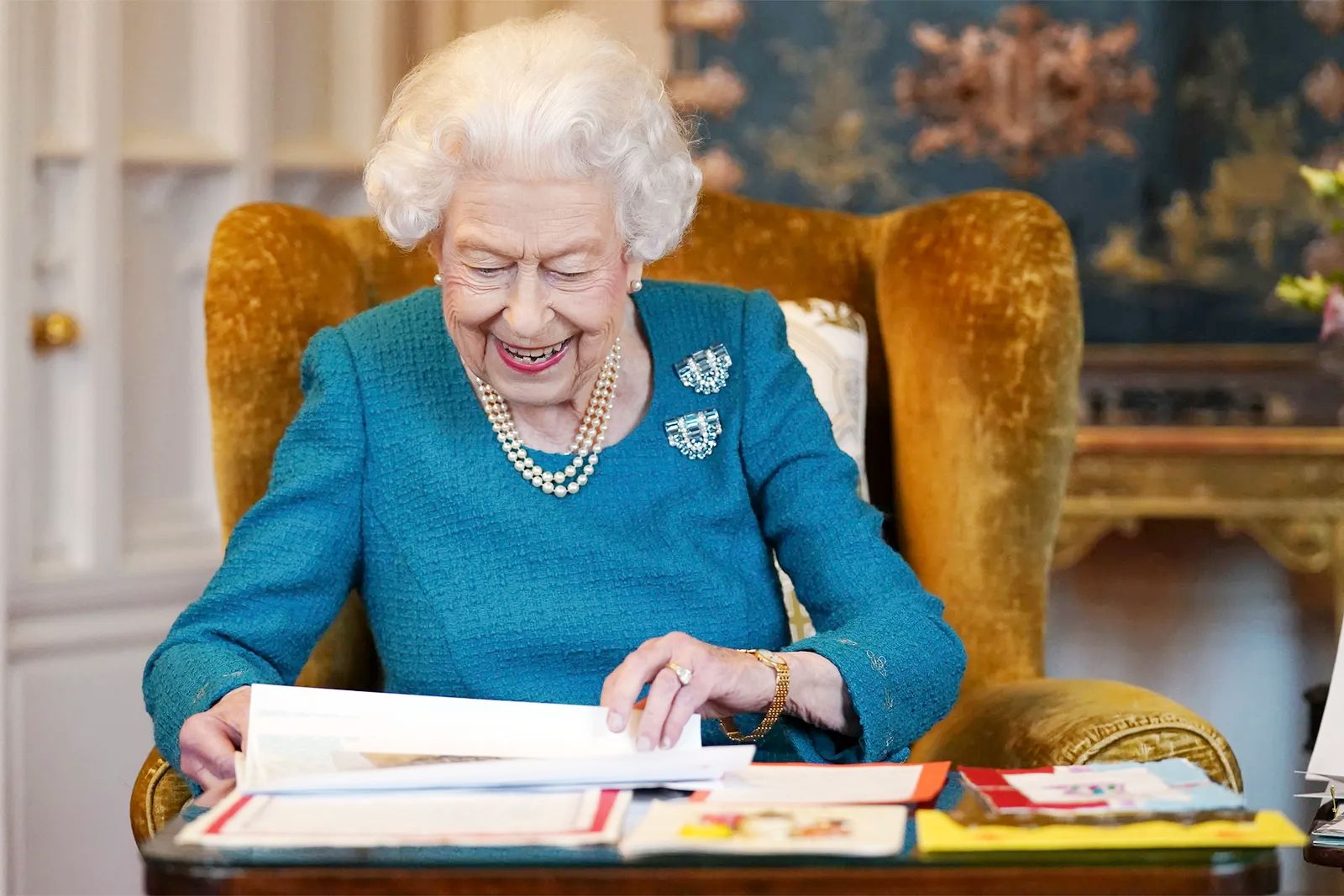 Королева Елизавета II рассматривает выставку памятных вещей в Дубовом зале Виндзорского замка, 4 февраля 2022 г.