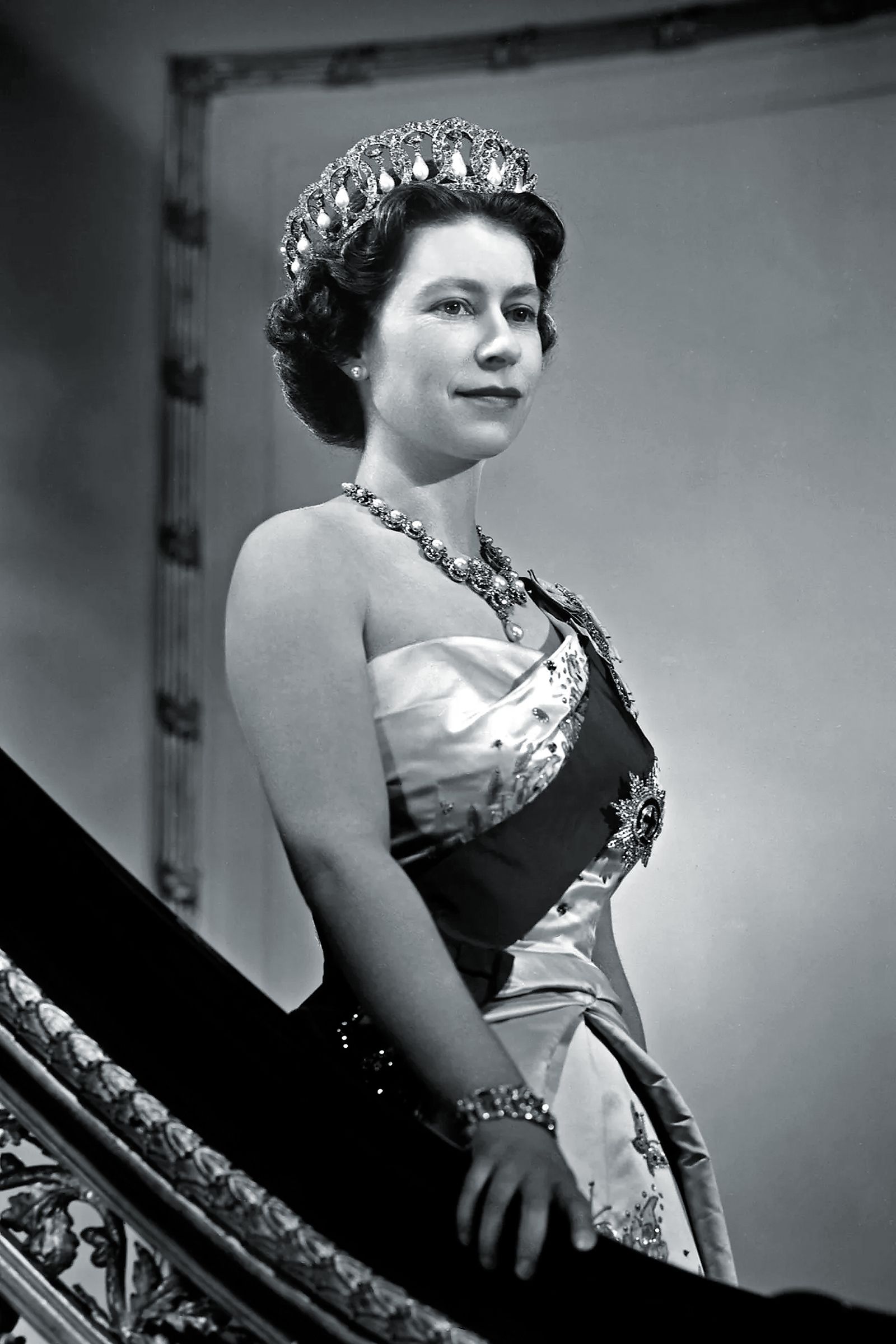 Королева Елизавета II во Владимирской тиаре в Букингемском дворце в Лондоне, декабрь 1958 г.