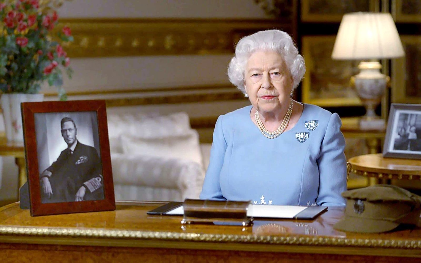 Королева Елизавета II во время обращения к нации, посвященного 75-летию Дня Победы, в Виндзорском замке, 8 мая 2020 г.