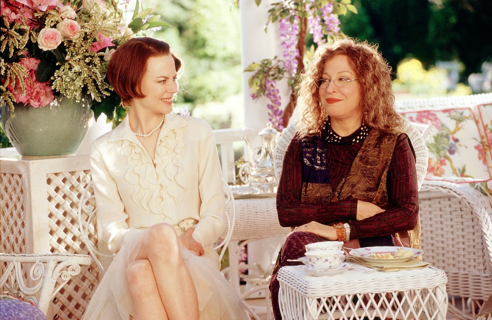 Николь Кидман и Бетт Мидлер в фильме «Степфордские жёны», 2004 г.