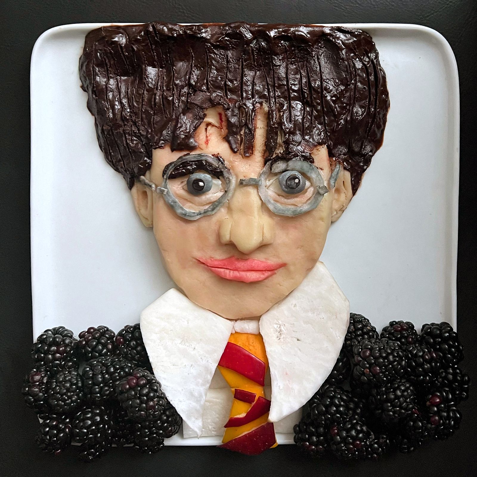 Портрет Дэниела Рэдклиффа в образе Гарри Поттера, созданный кулинарным художником Харли Лэнгбергом
