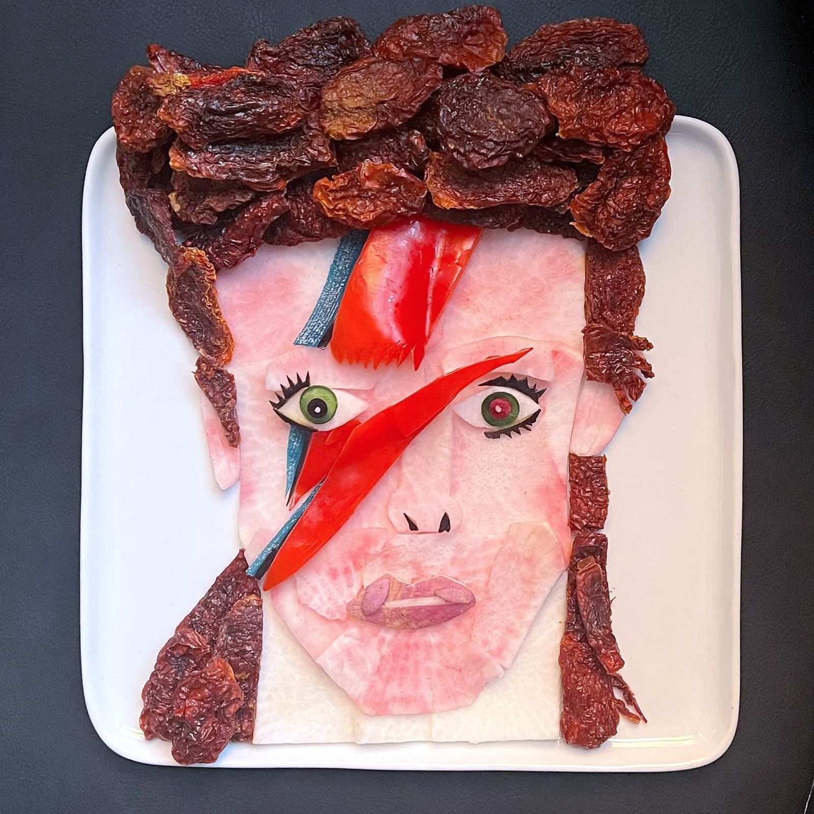Портрет Дэвида Боуи в образе Зигги Стардаста, созданный кулинарным художником Харли Лэнгбергом