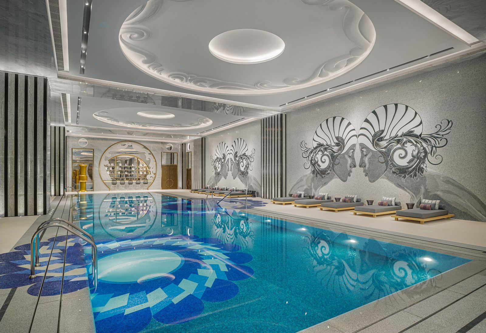 Крытый бассейн в спа отеля Karl Lagerfeld Macau
