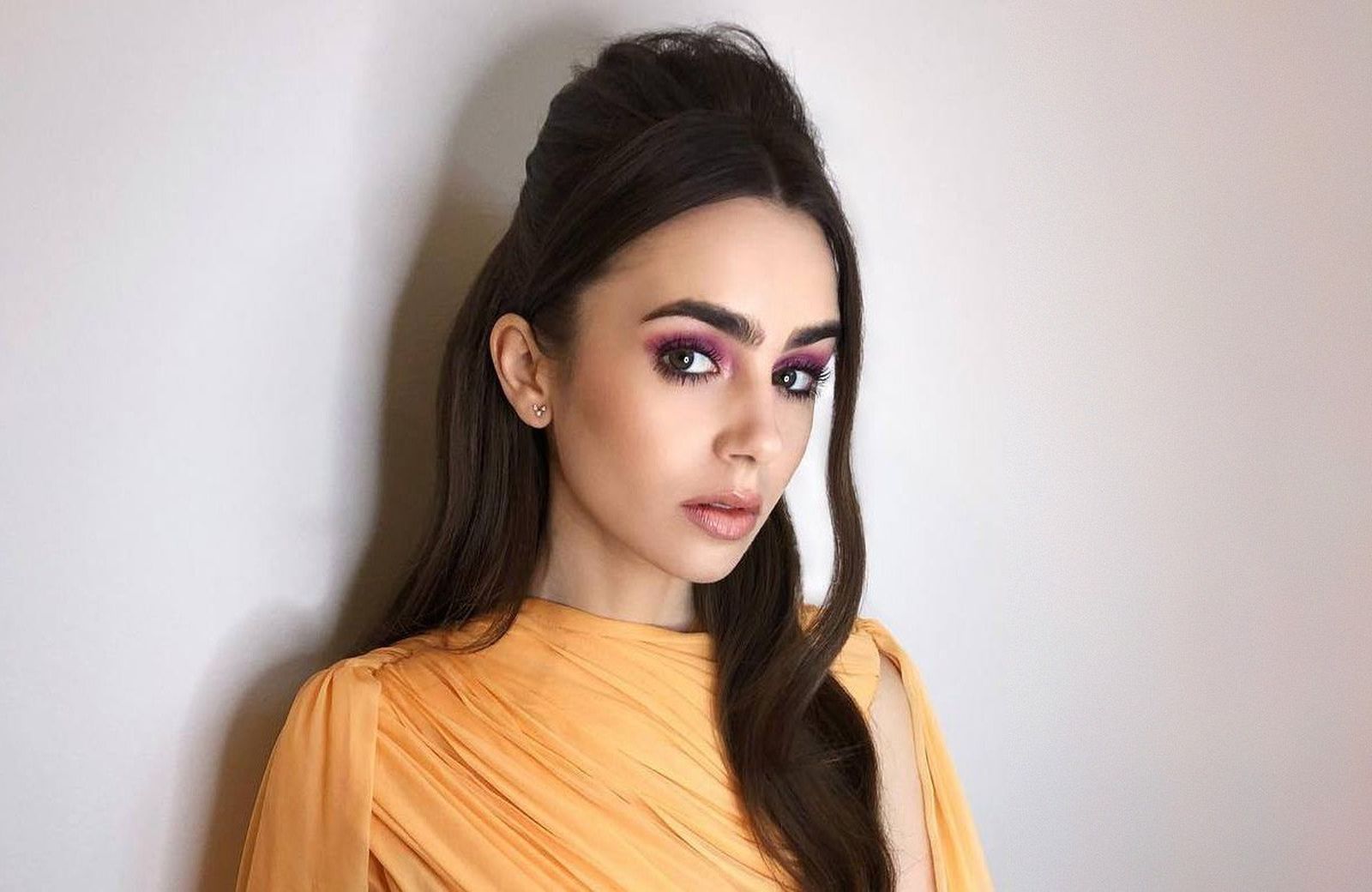 Идея макияжа: как сочетать фиолетовые тени с оранжевым платьем на примере Лили Коллинз