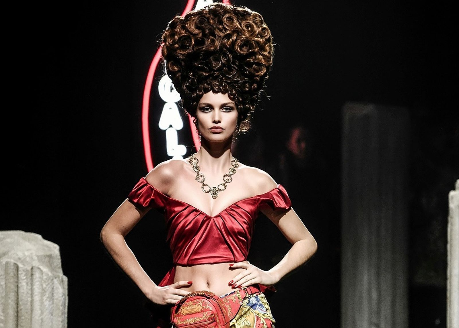 Перья, парики, начесы и банты: чем вдохновлялся Джимми Пол, создавая театральные прически на шоу коллекции Moschino Pre-Fall в Риме