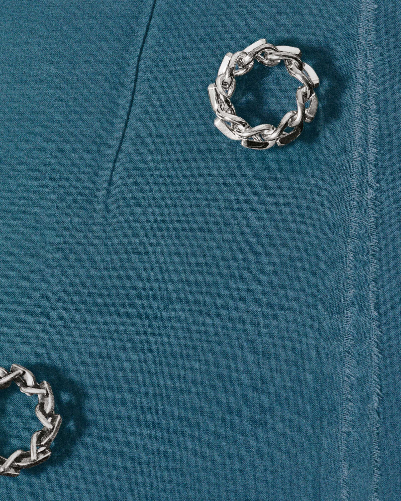 Кольцо из полированного серебра и кольцо из черненого серебра из коллекции Tiffany Forge